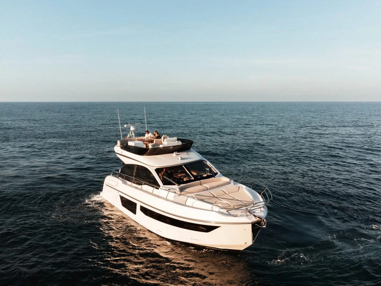 Azimut 53 Fly cruising in open water