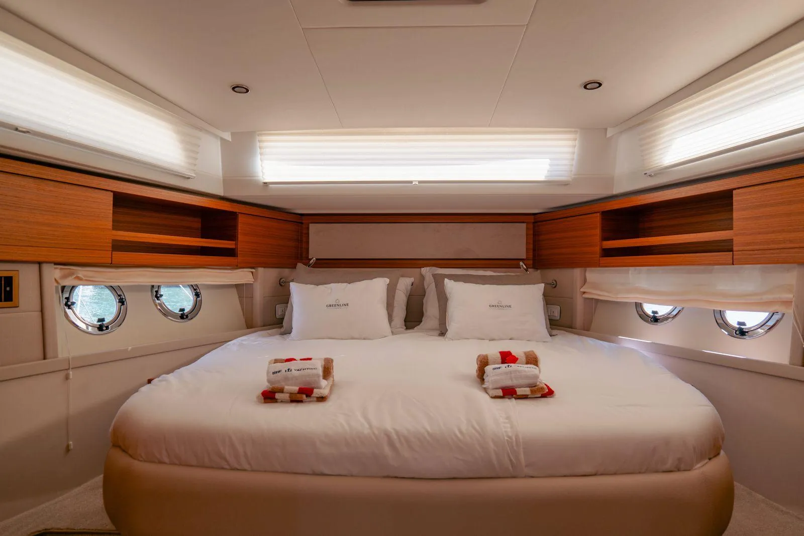 Greenline 48 Fly master cabin