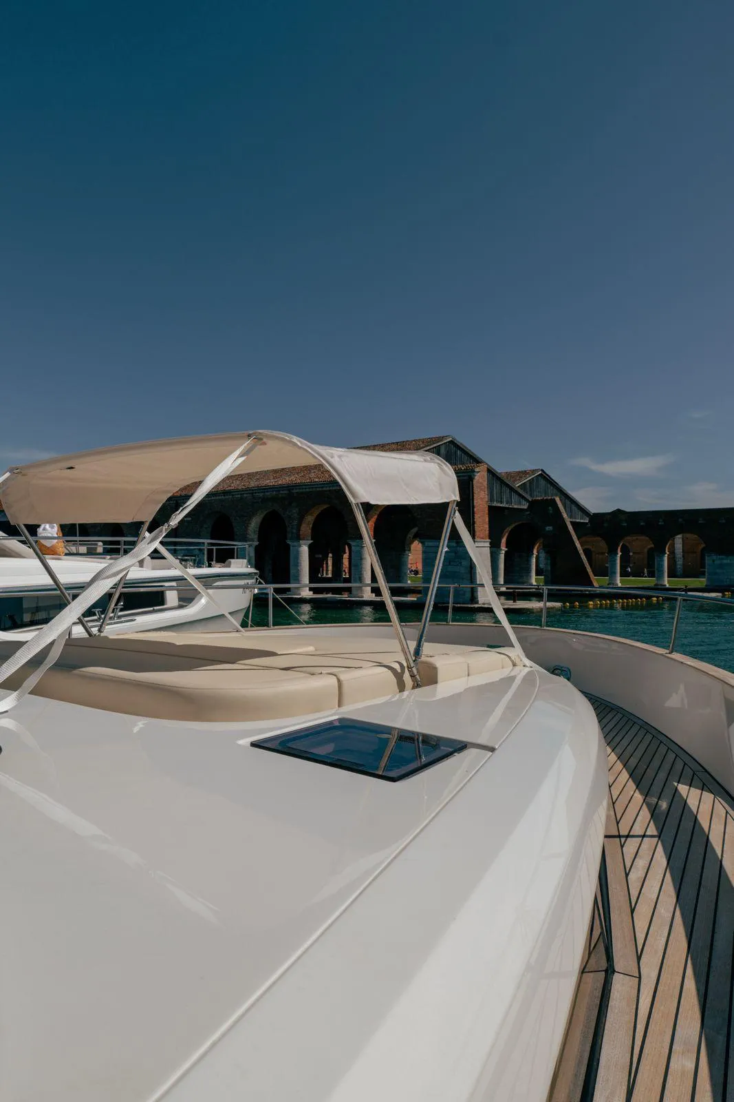 Greenline 48 Fly bow lounge