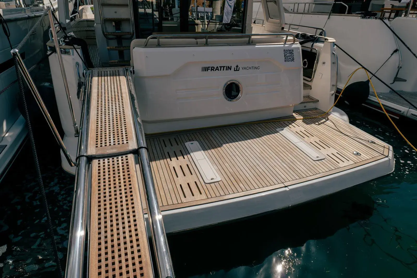 Greenline 48 Fly swim platform