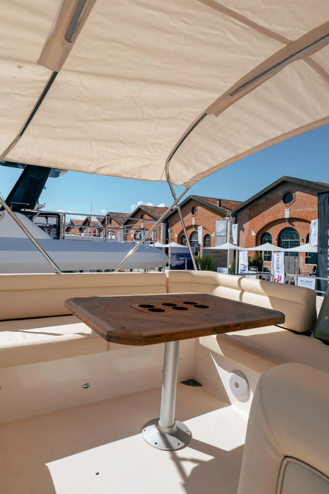 Greenline 48 Fly flybridge dining