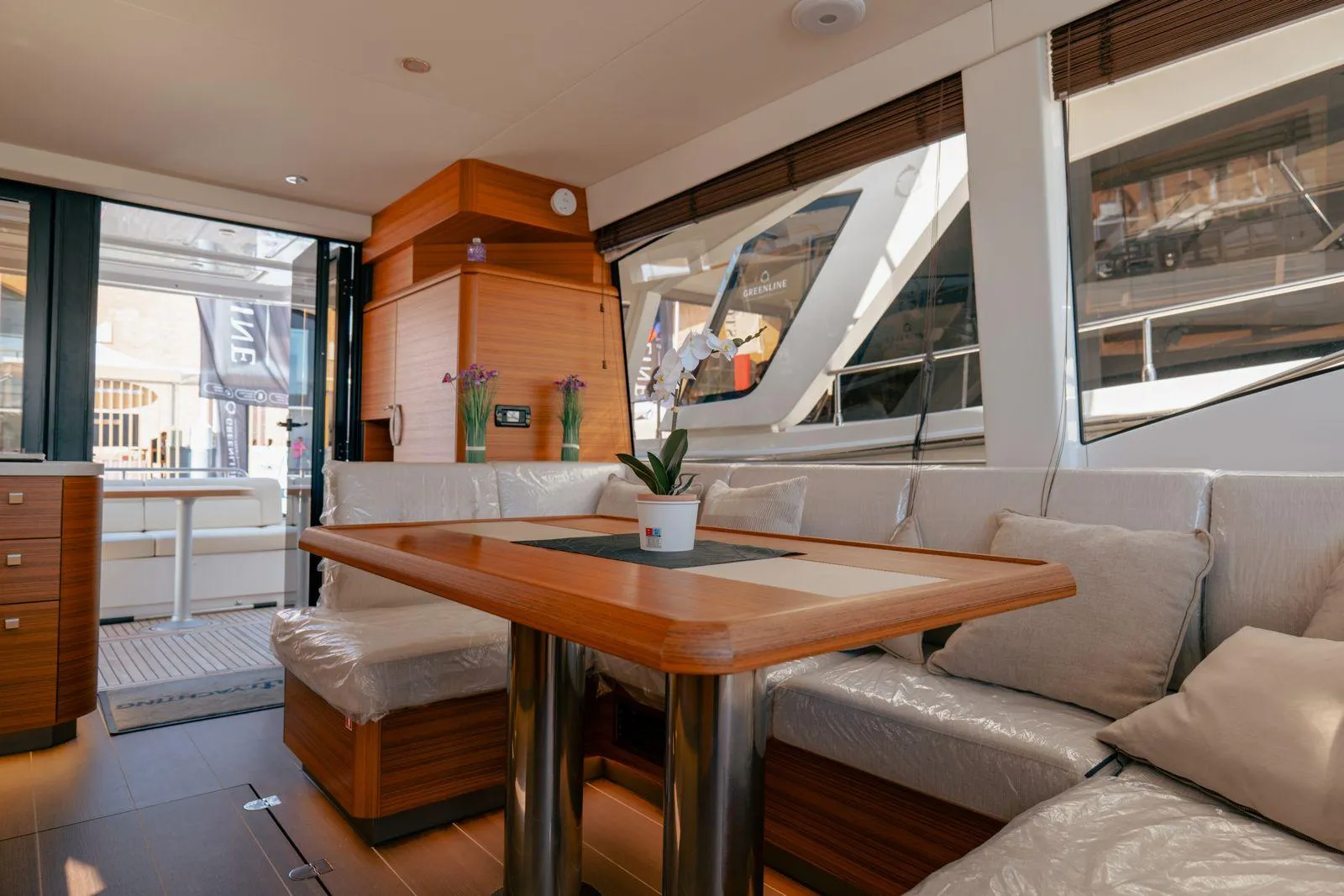 Greenline 48 Fly interior saloon