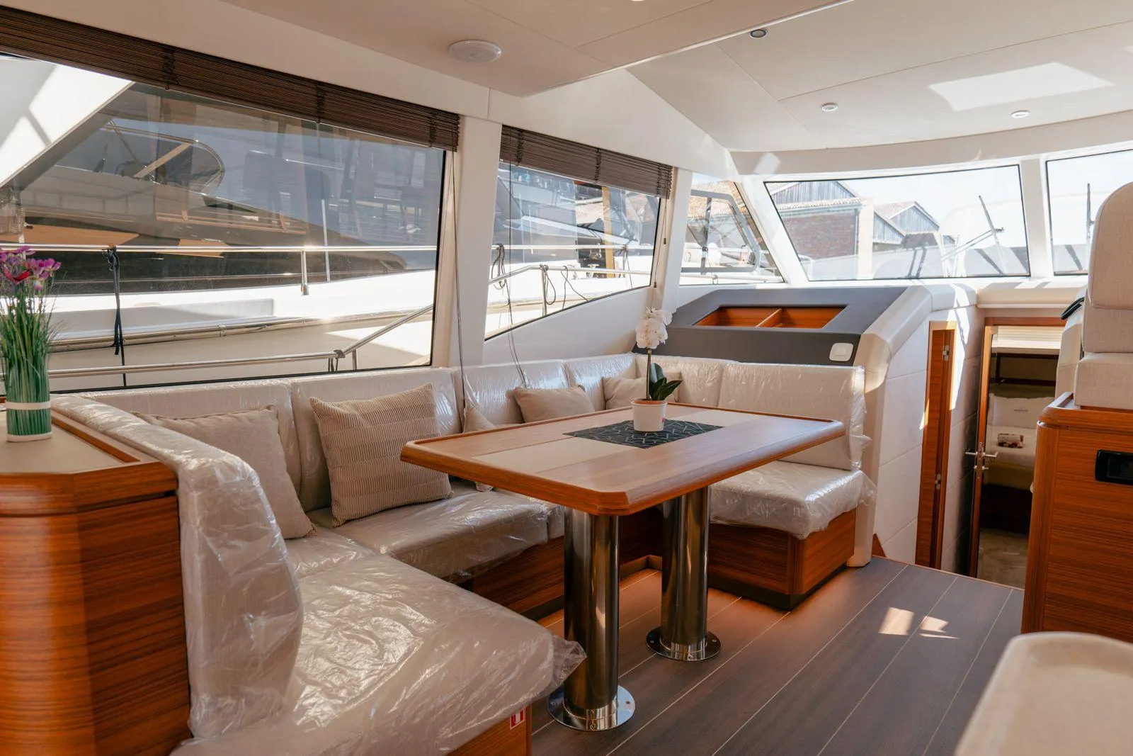 Greenline 48 Fly saloon dining