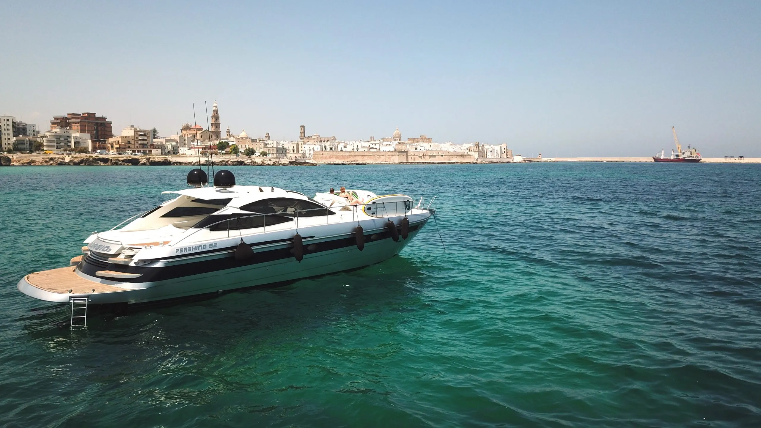 Pershing 52 cruising