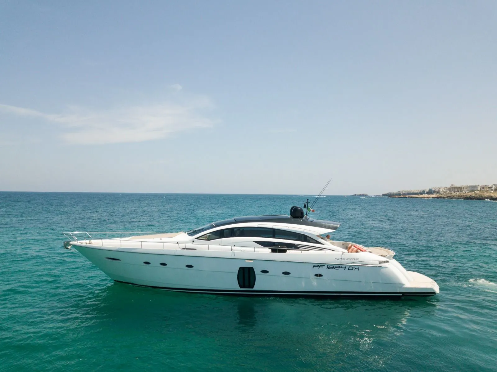 Pershing 72 profile at sea