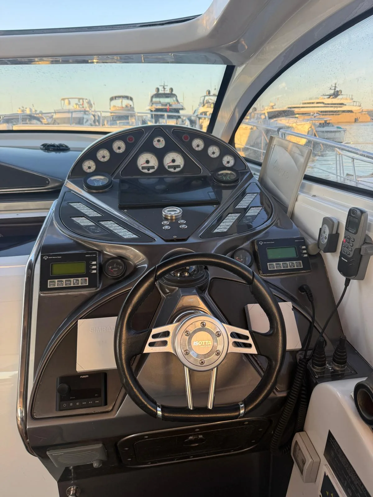 Rizzardi 45 Incredible helm station